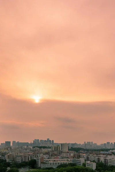 Colpo Aereo Verticale Edifici Della Città Sotto Cielo Arancione Rosa — Foto Stock