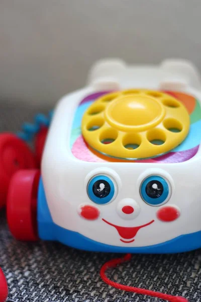 Eine Nahaufnahme Von Der Vorderseite Eines Bunten Telefon Auto Spielzeugs — Stockfoto