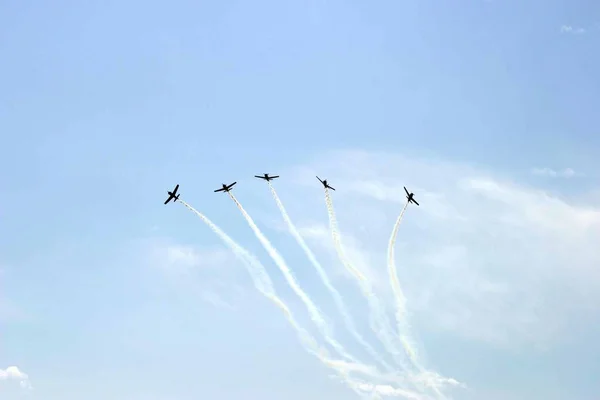 Egy Alacsony Szögű Lövés Katonai Repülőgépek Hogy Egy Légi Bemutató — Stock Fotó