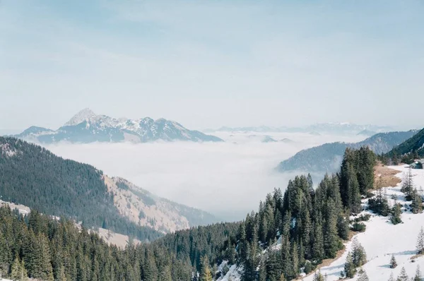 Vuelo Aéreo Una Hermosa Cordillera Cubierta Nevados Verdes Hirvientes — Foto de Stock