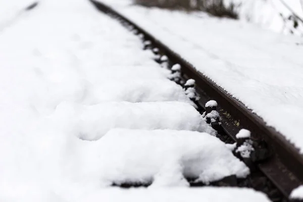 Śnieg Pokrywający Metalowe Tory Stacji Kolejowej Zimą — Zdjęcie stockowe