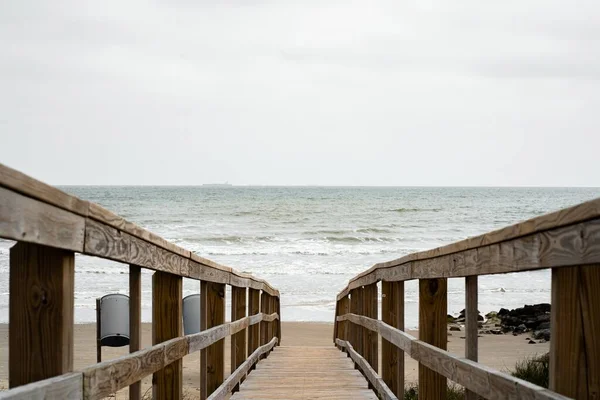 Piękne Ujęcie Drewnianego Chodnika Plaży — Zdjęcie stockowe