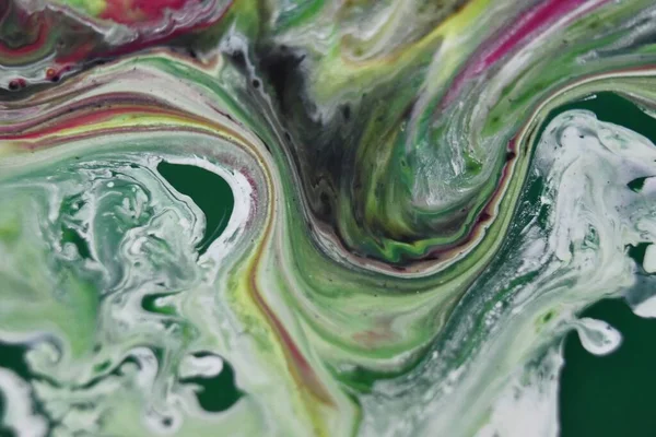 Auf Der Wasseroberfläche Mischen Sich Bunte Ölfarben — Stockfoto