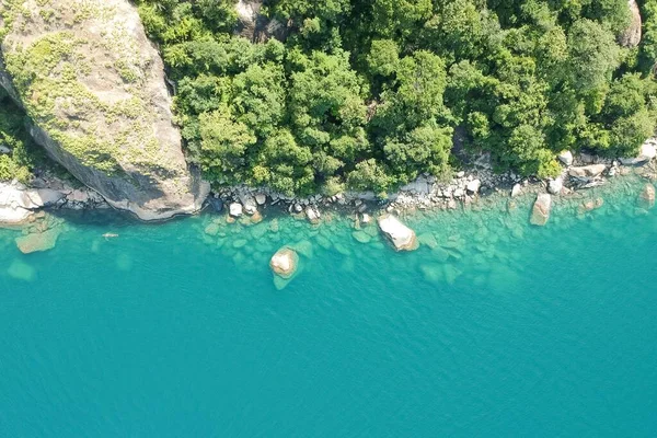 Высокий Угол Зрения Моря Окруженного Скалами Покрытыми Зеленью Солнечным Светом — стоковое фото