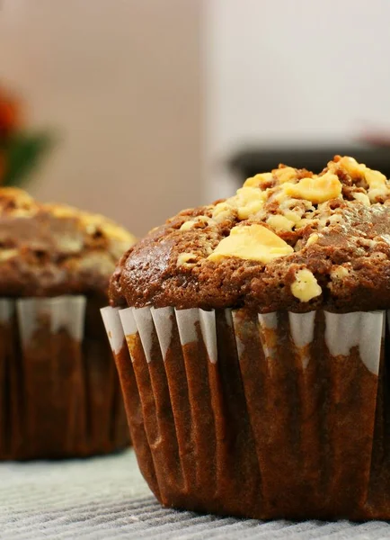 Närbild Bild Choklad Muffins Med Vit Choklad Chips Toppings — Stockfoto