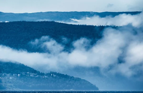 Gran Disparo Una Cordillera Con Niebla Una Pequeña Ciudad Abajo — Foto de Stock