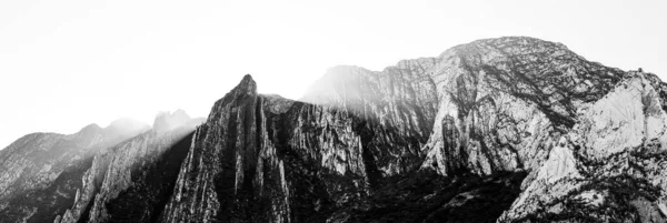 Uno Scatto Panoramico Bianco Nero Una Catena Montuosa Con Luce — Foto Stock