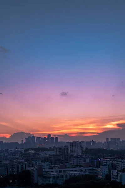 日落时橙色 粉色天空下的城市建筑的垂直航拍 — 图库照片