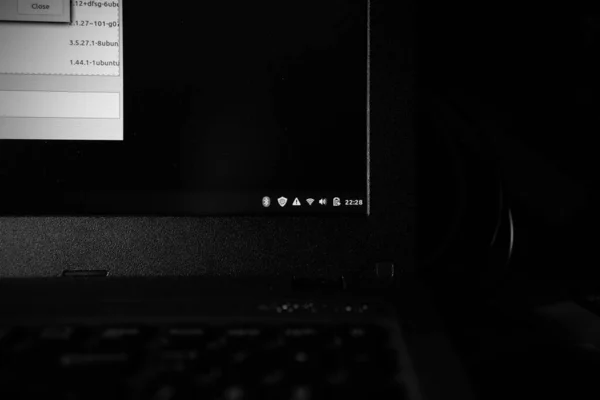 Экран Компьютера Клавиатура Темной Комнате — стоковое фото