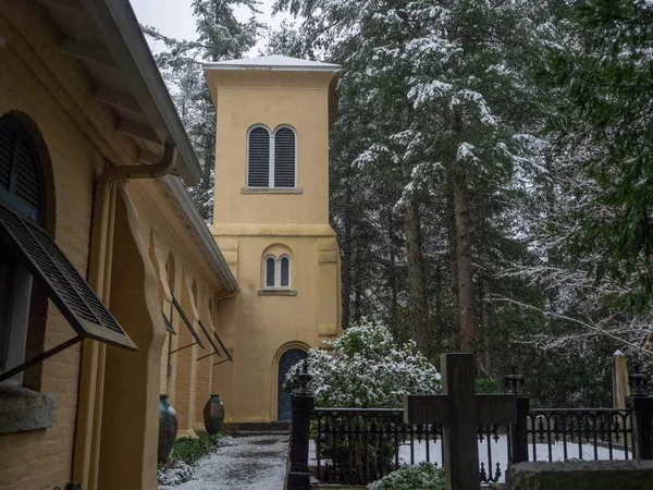 Een Prachtig Shot Van Een Deel Van Een Kleine Kerk — Stockfoto