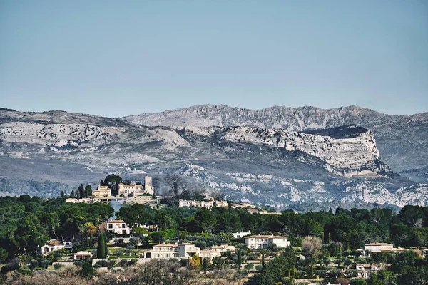 Hermoso Rodaje Edificios Con Montañas Distancia Bajo Cielo Azul Mougins — Foto de Stock