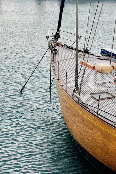太陽の光の下で海に浮かぶ帆船の垂直写真 — ストック写真