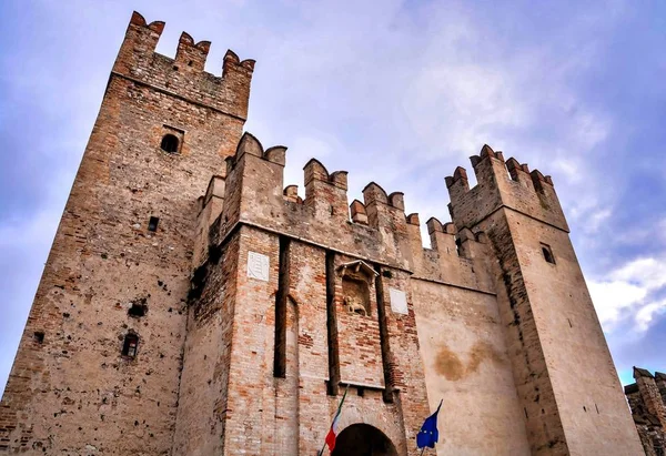 Nízký Úhel Záběru Historického Hradu Scaligero Italském Sirmione Pod Purpurovou — Stock fotografie