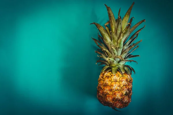 Ananas Frais Sur Fond Vert Avec Espace Pour Votre Texte — Photo