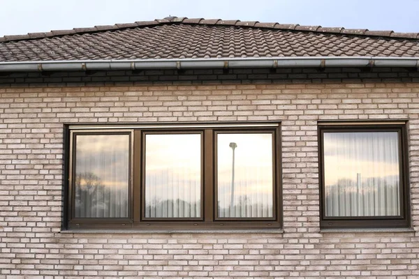 Evin Dışında Yansıtıcı Bir Cam Pencere — Stok fotoğraf