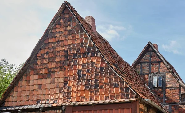 Die Dächer Der Alten Hütten Auf Dem Land Unter Blauem — Stockfoto