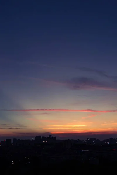 Colpo Aereo Verticale Edifici Della Città Sotto Cielo Arancione Viola — Foto Stock