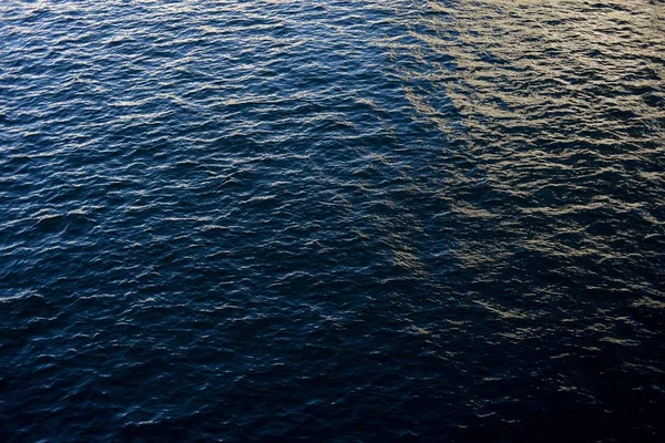 Tiro Ângulo Alto Oceano Tranquilo Com Luz Solar Suave — Fotografia de Stock