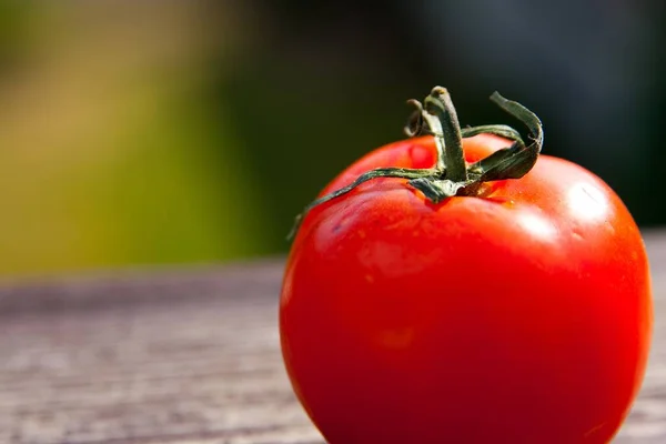 Une Tomate Rouge Posée Sur Une Surface Bois Derrière Fond — Photo