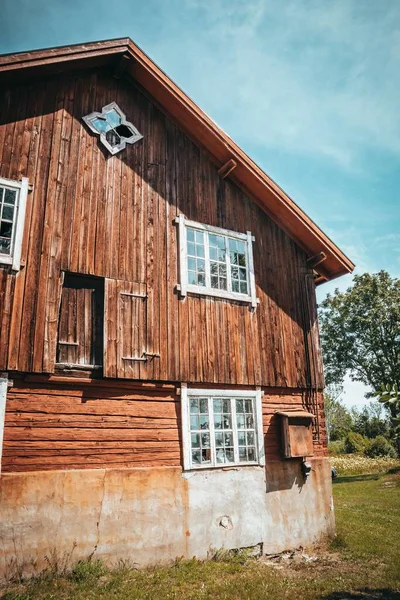 Nízký Úhel Záběru Velkého Dřevěného Domu Venkovními Skleněnými Okny Jasně — Stock fotografie