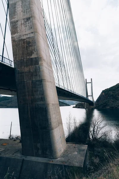 Eine Vertikale Aufnahme Der Brücke Puente Ingeniero Carlos Fernandez Casado — Stockfoto