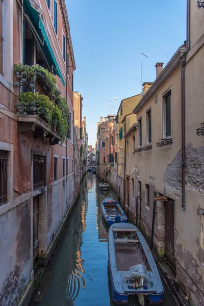 Long Voyage Bateaux Amarrés Sur Des Canaux Étroits Venise Italie — Photo