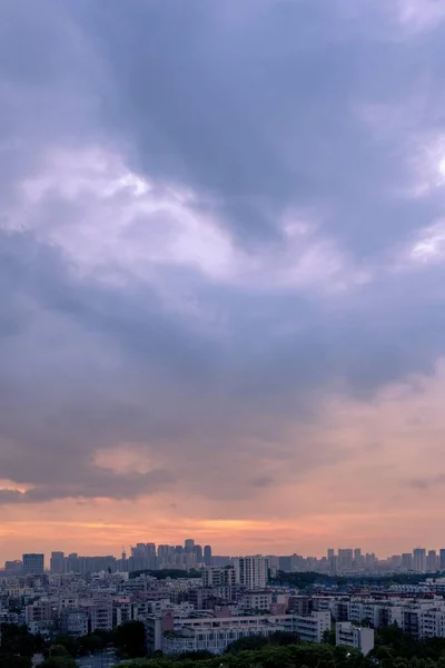Disparo Vertical Aéreo Los Edificios Ciudad Bajo Cielo Naranja Rosa —  Fotos de Stock