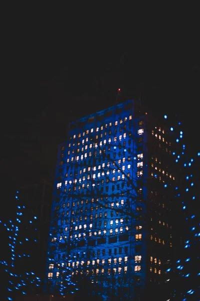 夜の超高層ビルの垂直ショット — ストック写真