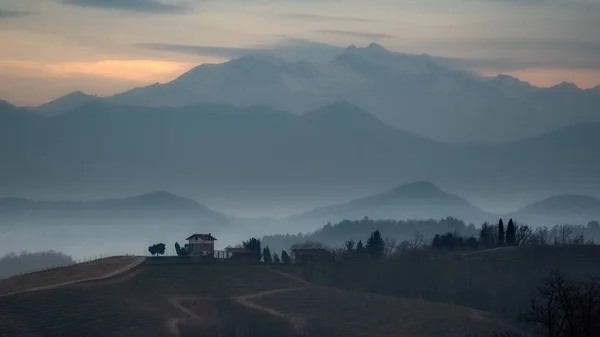 Una Zona Rurale Con Silhouette Montagna Sotto Cielo Nuvoloso Durante — Foto Stock