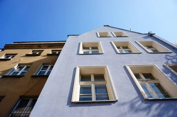 Eine Untere Winkelaufnahme Bunter Gebäude Mit Weißen Fenstern Und Blauem — Stockfoto