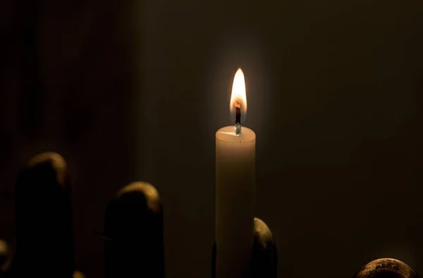 在黑暗的房间里 在模糊的背景下 点燃的蜡烛的特写 — 图库照片