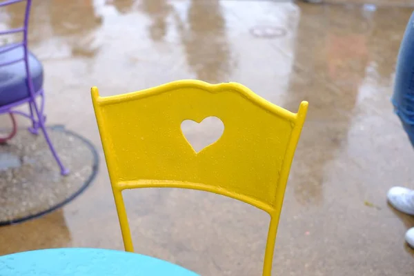 Ένα Πλάνο Υψηλής Γωνίας Από Μια Χαριτωμένη Κίτρινη Ατσάλινη Καρέκλα — Φωτογραφία Αρχείου