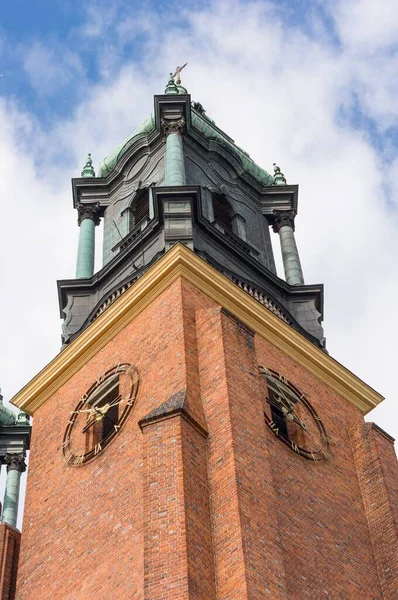 Nízký Úhel Záběru Cihlové Kostelní Věže Hodinami Pod Zataženou Modrou — Stock fotografie