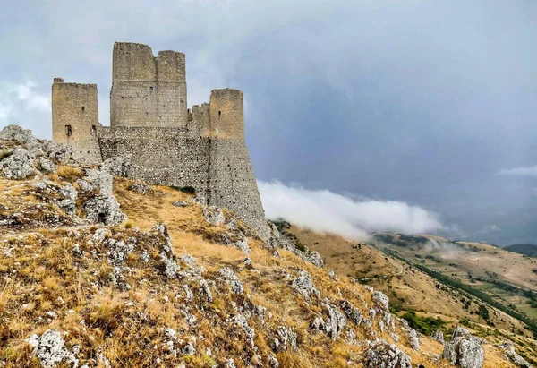 Старый Исторический Замок Рокка Каласка Италии Темным Облачным Небом — стоковое фото