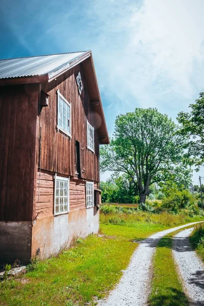 背景には緑の木々と澄んだ青空が広がる大きな木造住宅の垂直撮影 — ストック写真