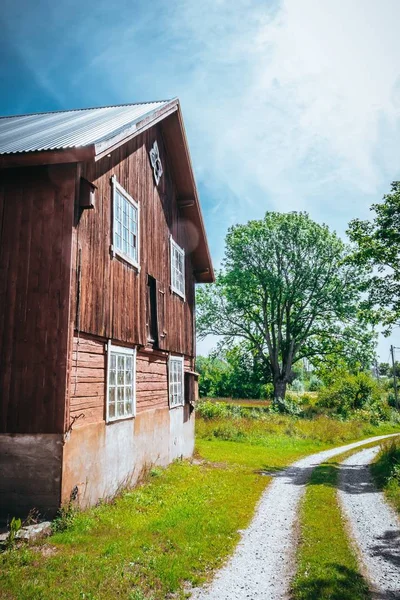 Eine Vertikale Aufnahme Eines Großen Holzhauses Mit Grünen Bäumen Und — Stockfoto