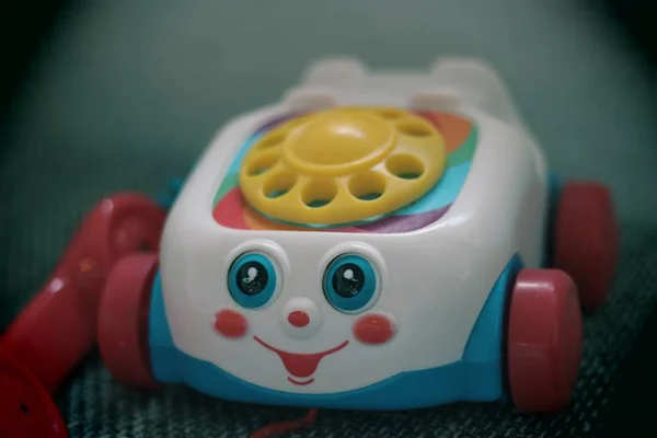 一张彩色电话车玩具的特写照片 笑容满面 — 图库照片