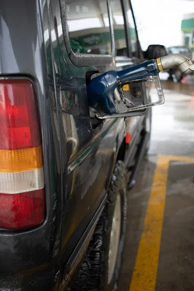 Disparo Vertical Una Boquilla Gasolina Una Gasolinera Que Recarga Depósito — Foto de Stock