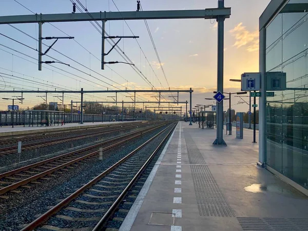 鉄道駅の夕日の美しい景色 — ストック写真