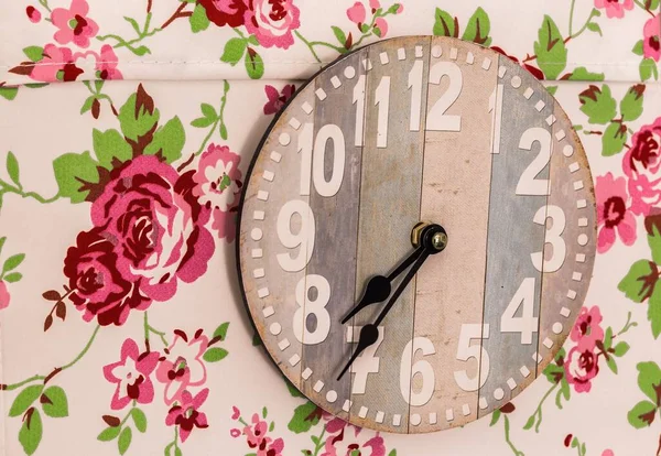 Gros Plan Une Horloge Bois Entourée Peintures Fleurs — Photo