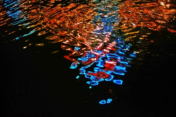 Alto Ângulo Disparo Luzes Refletidas Água Durante Noite — Fotografia de Stock