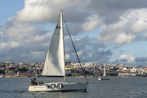 Lissabon Portugal Januar 2020 Blick Auf Lissabon Mit Segelbooten Vordergrund — Stockfoto