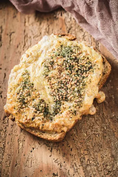 Overhead Shot Bröd Med Sås Täckt Sesam Och Grönt — Stockfoto