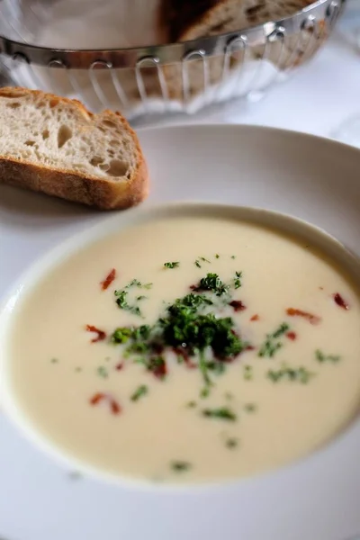 Ein Schuss Köstliche Cremige Suppe Mit Brot Auf Der Seite — Stockfoto