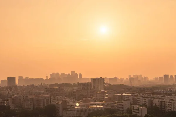 Photo Aérienne Bâtiments Haute Ville Sous Ciel Orange Ensoleillé — Photo