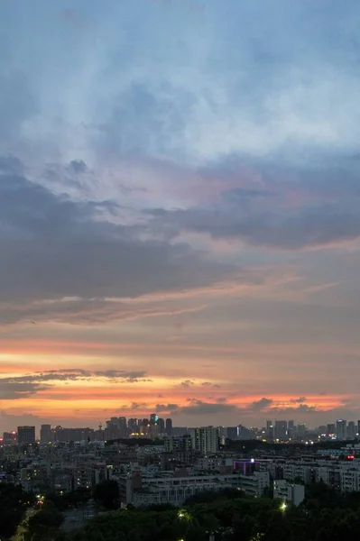 Colpo Aereo Verticale Edifici Della Città Sotto Cielo Arancione Blu — Foto Stock