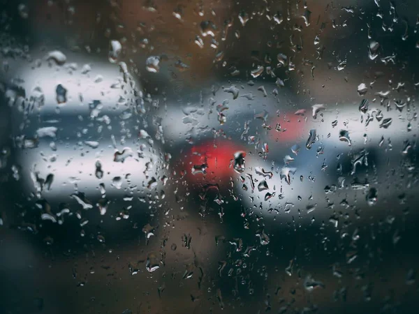 Eau Tombe Sur Fenêtre Après Pluie Avec Des Voitures Floues — Photo