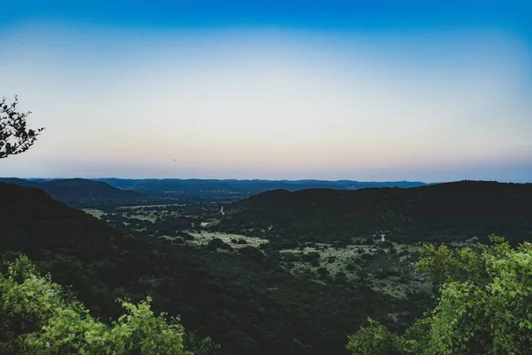 Een Antenne Opname Van Een Landschap Van Beboste Bergen Beneden — Stockfoto