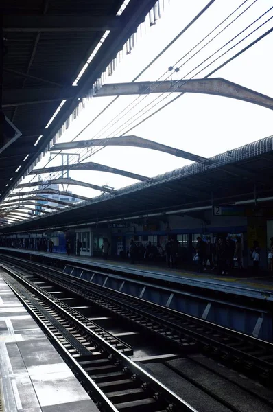 在地面上的地铁站上 人们在等着火车的到来 这是一张令人震惊的照片 — 图库照片