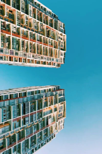 Egy Függőleges Alacsony Szögű Felvétel Két Városi Épületről Egymás Mellett — Stock Fotó